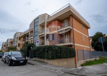 Edificio all\'aperto - Quadrilocale Via Luigi Pieralisi
 
16, Jesi - foto 1