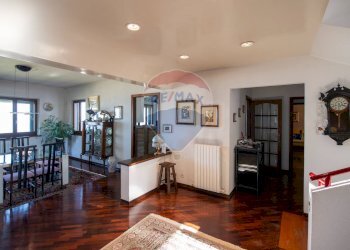 Sala da pranzo - Villa via barcaglione
 
17, Falconara Marittima - photo 16