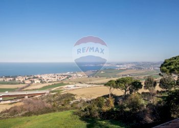 Vista dell\'acqua - Villa via barcaglione
 
17, Falconara Marittima - photo 60