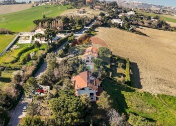 Vista delle montagne - Villa via barcaglione
 
17, Falconara Marittima - photo 79