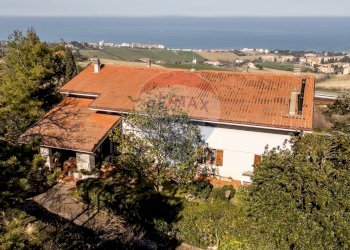 Casa all\'aperto - Villa via barcaglione
 
17, Falconara Marittima - photo 1