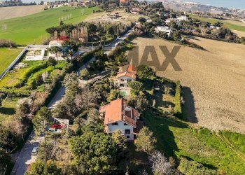 Vista delle montagne - Villa via barcaglione
 
17, Falconara Marittima - photo 84