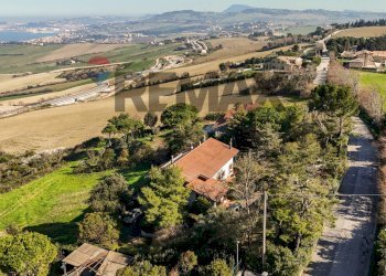 Vista delle montagne - Villa via barcaglione
 
17, Falconara Marittima - photo 95
