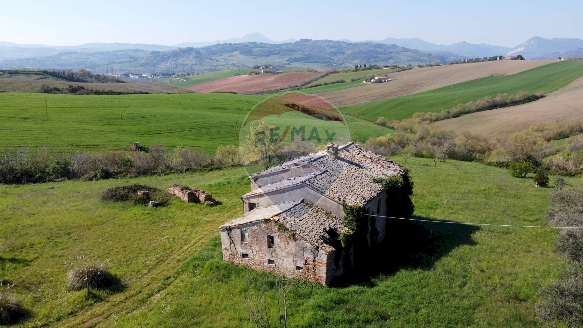 Vista delle montagne - Rustico Monteschiavo
 
13, Maiolati Spontini - foto 2