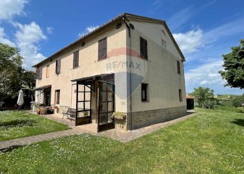 Casa all\'aperto - Casa semi indipendente Via Moscatelli Fraz. Castiglioni
 
80 e 80/B, Arcevia - foto 1