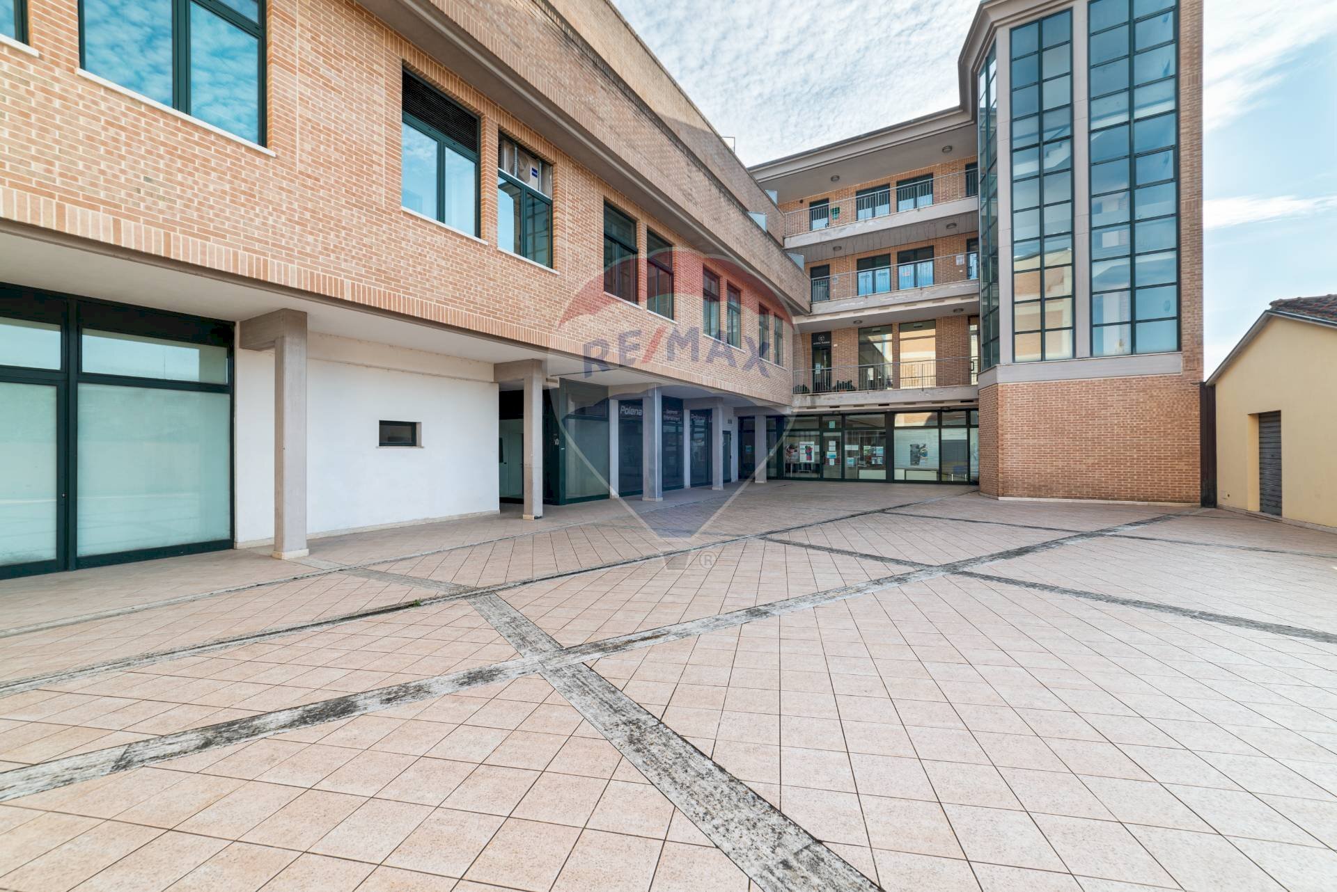 Edificio all\'aperto - Shop Piazza Martiri delle Foibe Istriane
 
1, Jesi - photo 1