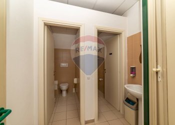 Bagno - Negozio Piazza Martiri delle Foibe Istriane
 
1, Jesi - foto 9