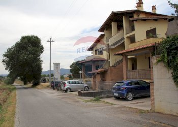 Edificio all\'aperto - Quadrilocale Via Cristoforo  Colombo
 
240, Castiglione del Lago - foto 2