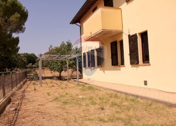 Casa all\'aperto - Quadrilocale Via Cristoforo  Colombo
 
240, Castiglione del Lago - foto 8