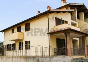 Casa all\'aperto - Quadrilocale Via Cristoforo  Colombo
 
240, Castiglione del Lago - foto 1