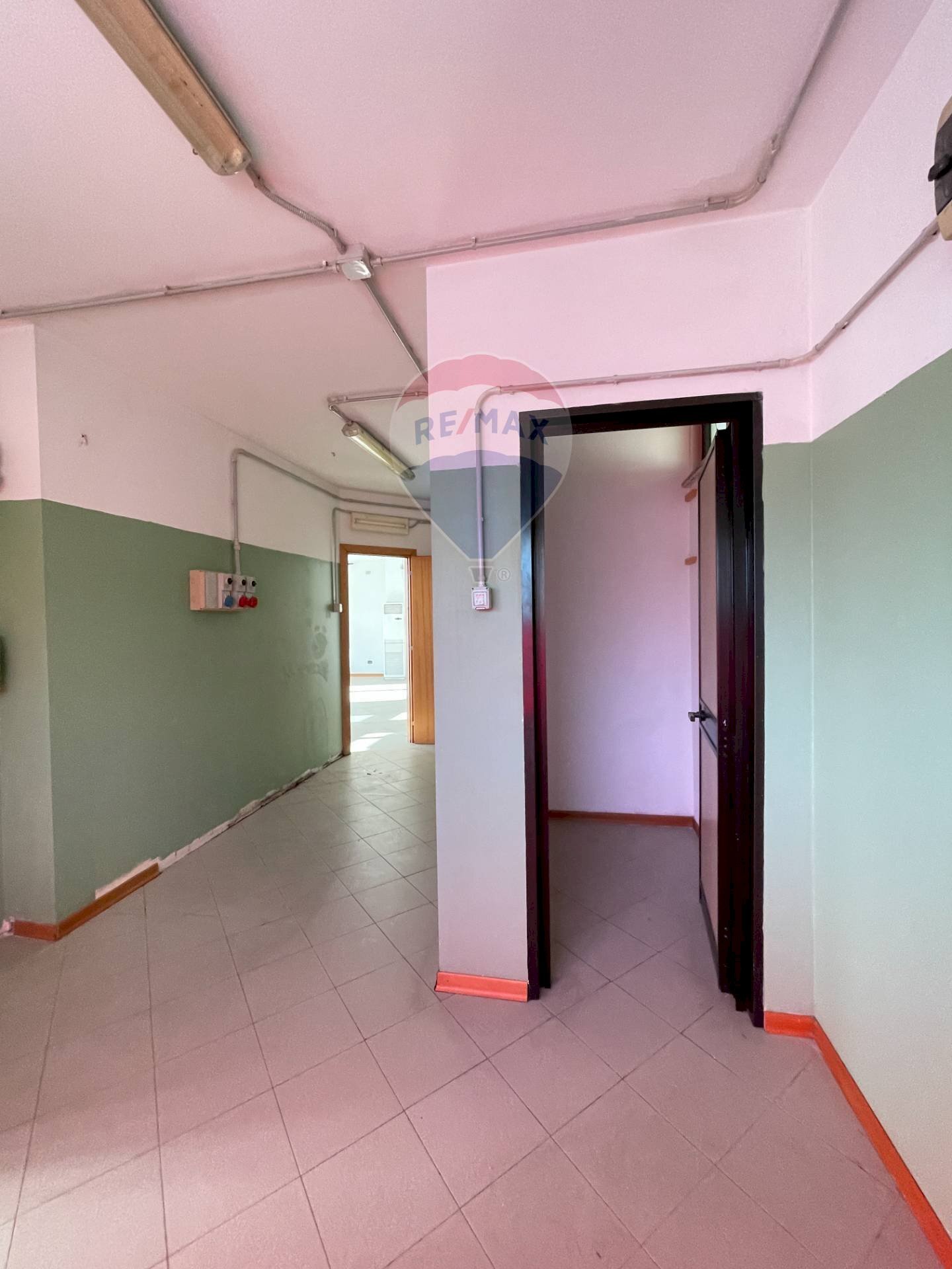 Hall / corridoio - Commercial Premises Via Umbria
 
179, Perugia - photo 3