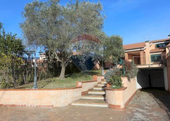 Giardino - Villa a Schiera Via Afrodite
 
15, Pomezia - foto 2