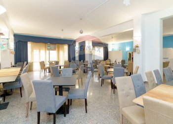 Sala da pranzo - Hotel Via Marina
 
66, Brolo - foto 25