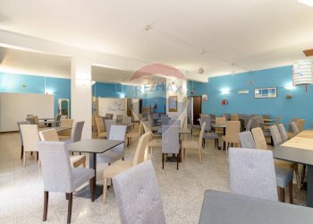 Sala da pranzo - Hotel Via Marina
 
66, Brolo - foto 26