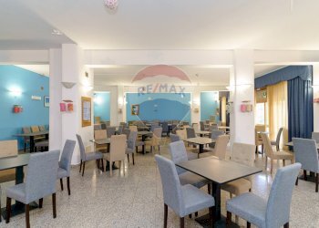 Sala da pranzo - Hotel Via Marina
 
66, Brolo - foto 27