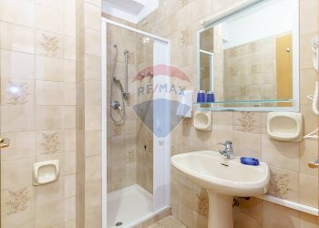 Bagno - Hotel Via Marina
 
66, Brolo - foto 98
