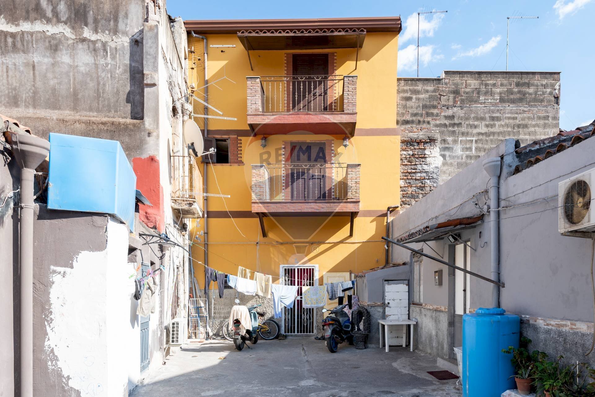 Edificio all\'aperto - Casa indipendente Via di Benedetto
 
13, Catania - foto 2