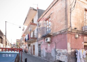 Edificio all\'aperto - Casa indipendente Via di Benedetto
 
13, Catania - foto 1