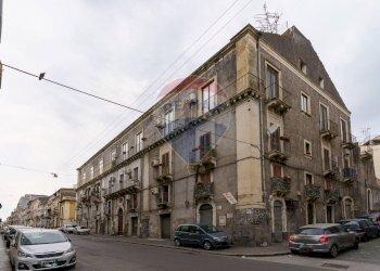 Edificio all\'aperto - Quadrilocale Via Vittorio Emanuele Ii
 
356, Catania - foto 2