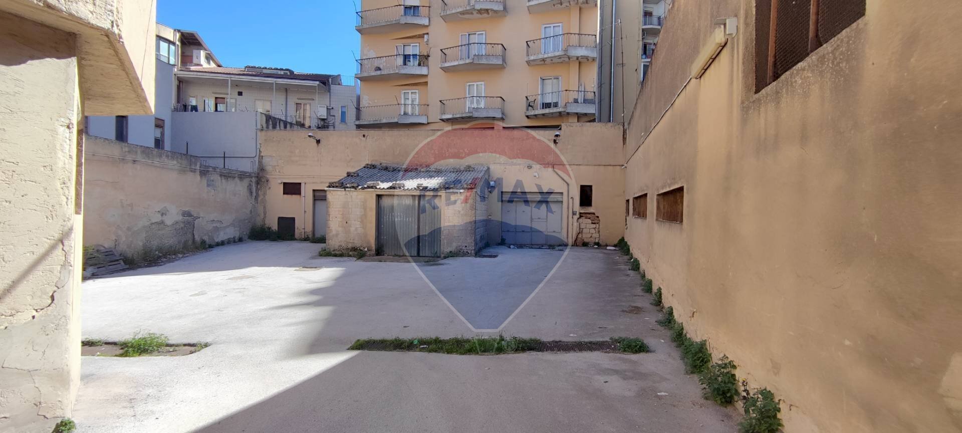 Edificio all\'aperto - Locale Commerciale VIA MASSIMO D'AZEGLIO
 
11, Caltagirone - foto 3