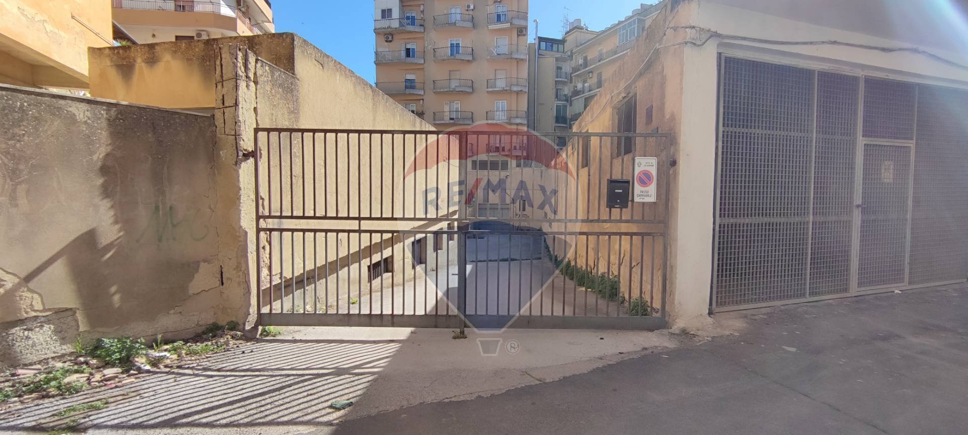 Edificio all\'aperto - Locale Commerciale VIA MASSIMO D'AZEGLIO
 
11, Caltagirone - foto 2