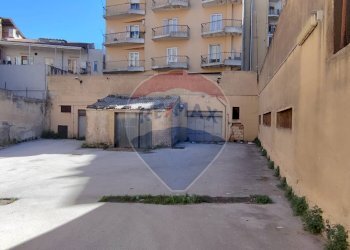 Edificio all\'aperto - Locale Commerciale VIA MASSIMO D'AZEGLIO
 
11, Caltagirone - foto 3