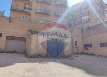 Edificio all\'aperto - Locale Commerciale VIA MASSIMO D'AZEGLIO
 
11, Caltagirone - foto 5