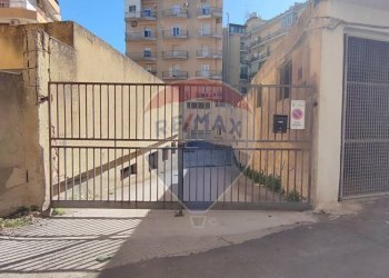 Edificio all\'aperto - Locale Commerciale VIA MASSIMO D'AZEGLIO
 
11, Caltagirone - foto 2