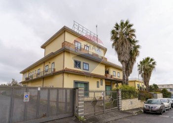 Edificio all\'aperto - Locale Commerciale Via pacinotti antonio, Aci Sant'Antonio - foto 1