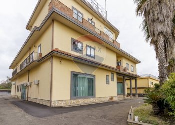 Casa all\'aperto - Locale Commerciale Via pacinotti antonio, Aci Sant'Antonio - foto 3