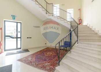 Scale - Locale Commerciale Via pacinotti antonio, Aci Sant'Antonio - foto 4