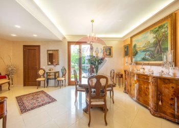 Sala da pranzo - Villa a Schiera Via Glorenza
 
40, Acireale - foto 7