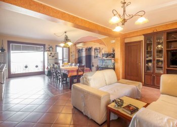 Sala da pranzo - Villa a Schiera Via Glorenza
 
40, Acireale - foto 17
