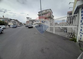 Edificio all\'aperto - Locale Commerciale Via Gramsci
 
58, Gravina di Catania - foto 1