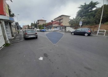 Edificio all\'aperto - Locale Commerciale Via Gramsci
 
58, Gravina di Catania - foto 7