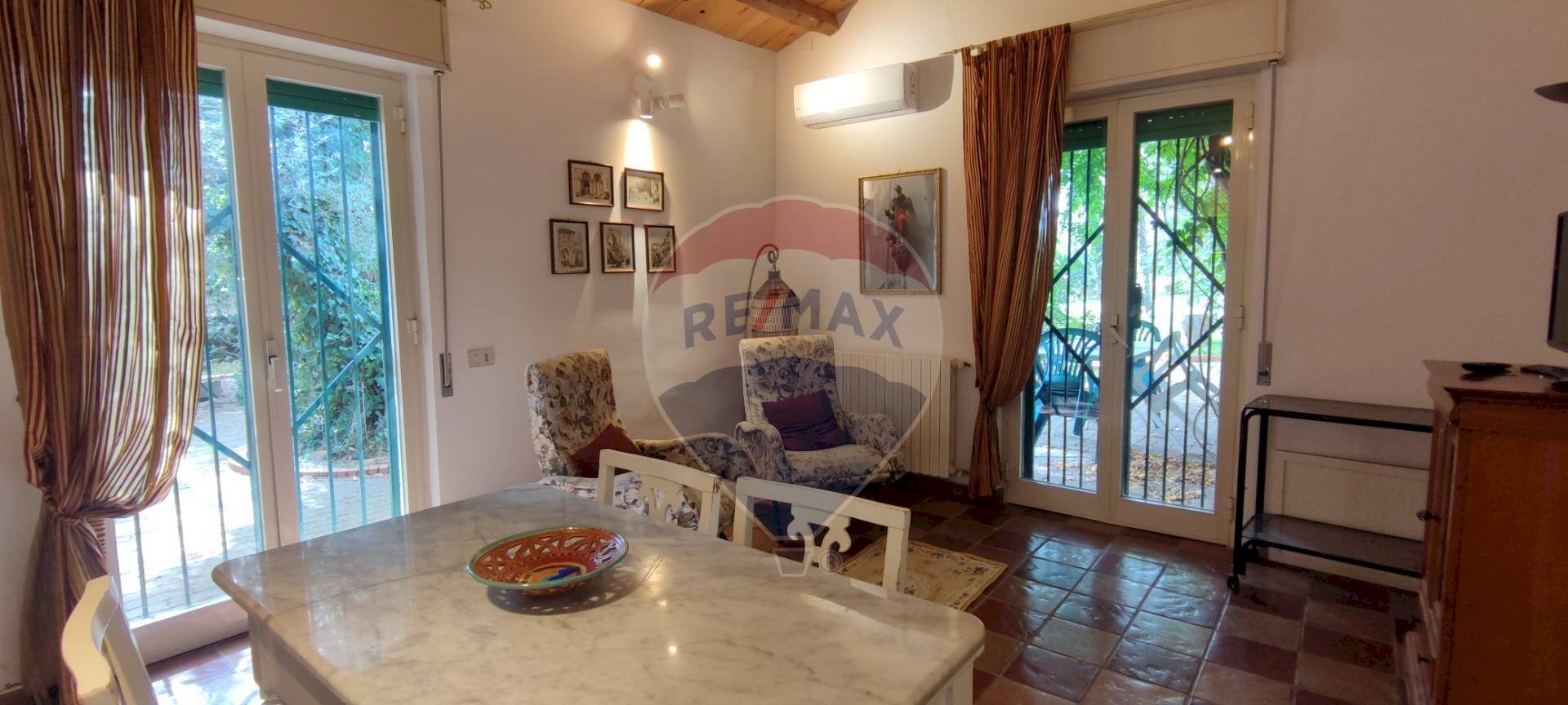 Sala da pranzo - Villa VIA OTTAVIA PENNA
 
32, Caltagirone - foto 3