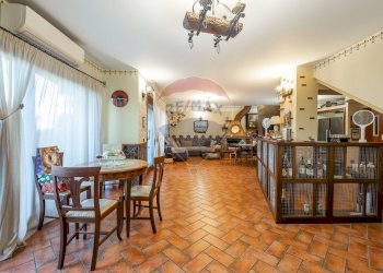 Sala da pranzo - Villa a Schiera Via Vampolieri
 
37, Aci Castello - foto 5