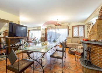 Sala da pranzo - Villa a Schiera Via Vampolieri
 
37, Aci Castello - foto 7