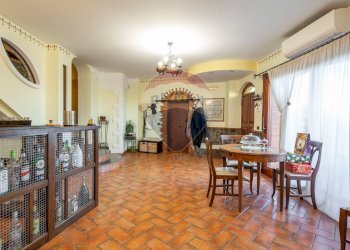 Sala da pranzo - Villa a Schiera Via Vampolieri
 
37, Aci Castello - foto 8