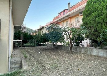 Giardino - Casa indipendente via Boemi, Francavilla di Sicilia - foto 1