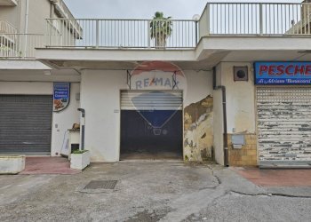 Edificio all\'aperto - Negozio via Pintor, Carlentini - foto 2