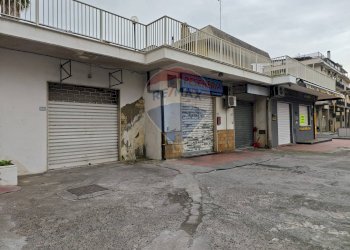 Edificio all\'aperto - Negozio via Pintor, Carlentini - foto 4