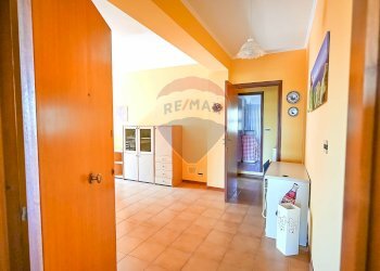 Hall / corridoio - Bilocale via Ruggero Leoncavallo
 
8, Taormina - foto 4