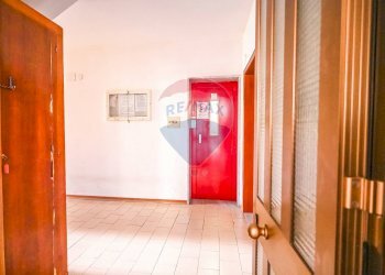 Hall / corridoio - Bilocale via Ruggero Leoncavallo
 
8, Taormina - foto 15