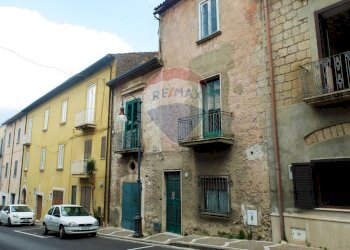 Vista lato strada - Casa semi indipendente via Roma
 
101, Solopaca - foto 3