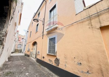 Edificio all\'aperto - Casa indipendente Via A. della Cioppa
 
13, Bellona - foto 1