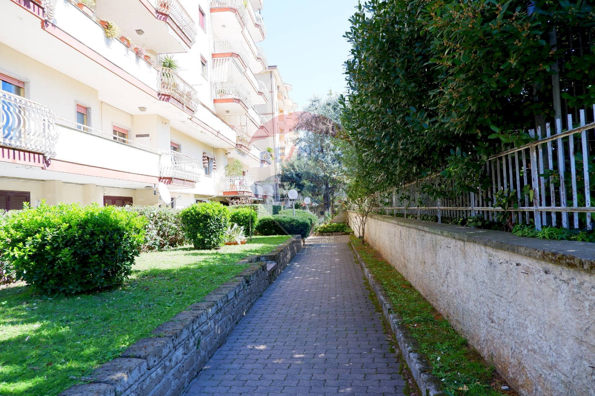 Edificio all\'aperto - Three-room apartment Via JOHN ANDREW GRAEFER PIAZZA PITESTI
 
2, Caserta - photo 3