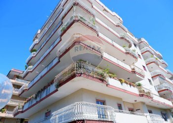 Edificio all\'aperto - Trilocale Via JOHN ANDREW GRAEFER PIAZZA PITESTI
 
2, Caserta - foto 2