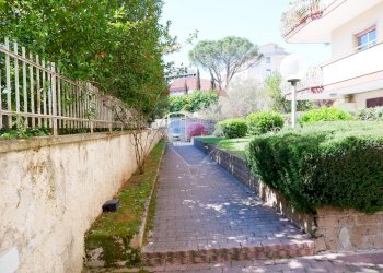 Giardino - Trilocale Via JOHN ANDREW GRAEFER PIAZZA PITESTI
 
2, Caserta - foto 5