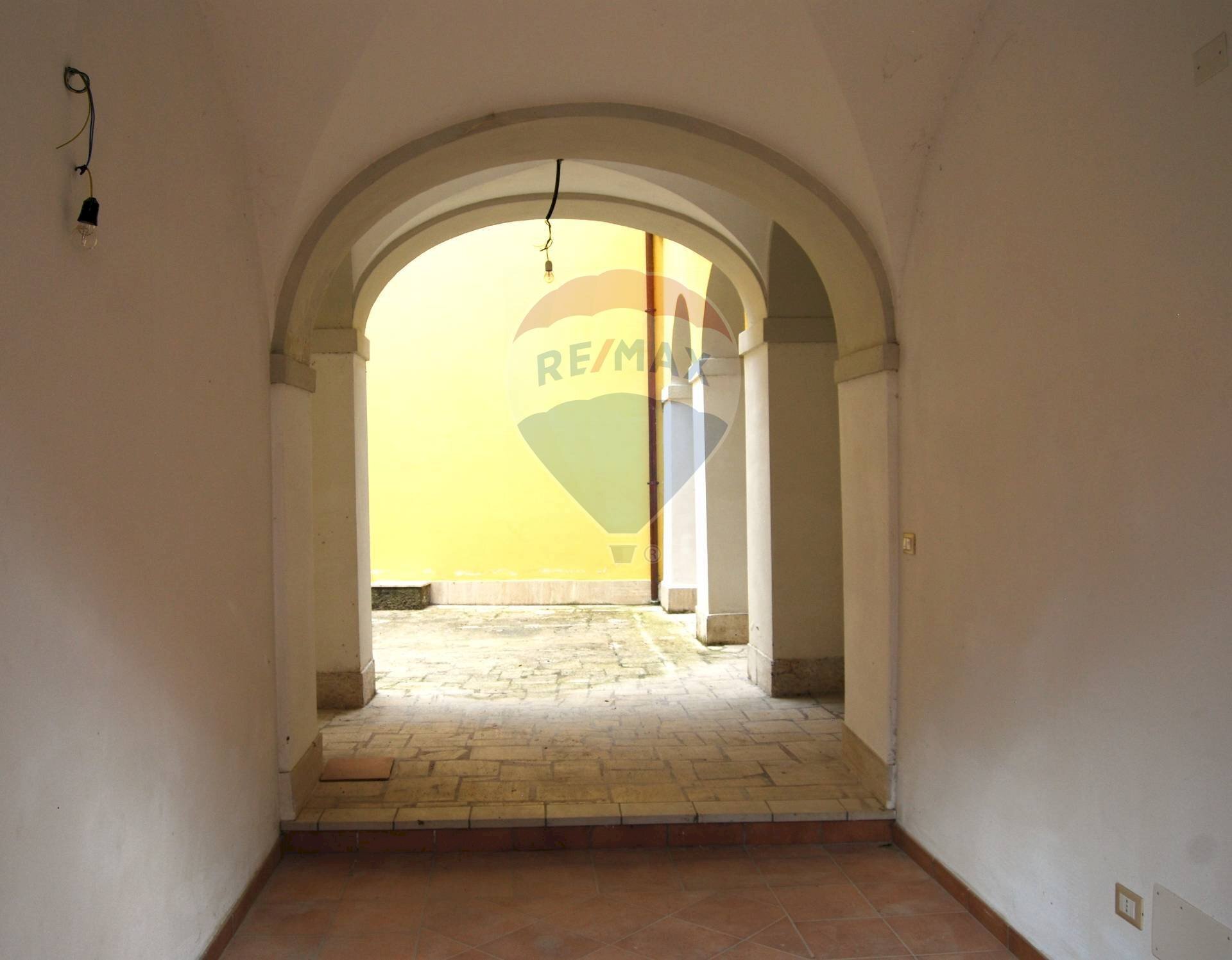 Hall / corridoio - Casa indipendente Piazza Vittorio Emanuele III
 
8, Barete - foto 3